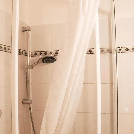 Cozy And Charming Near Centre With 2 Bathrooms グラーツ