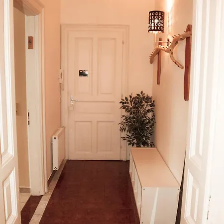 Cozy And Charming Near Centre With 2 Bathrooms