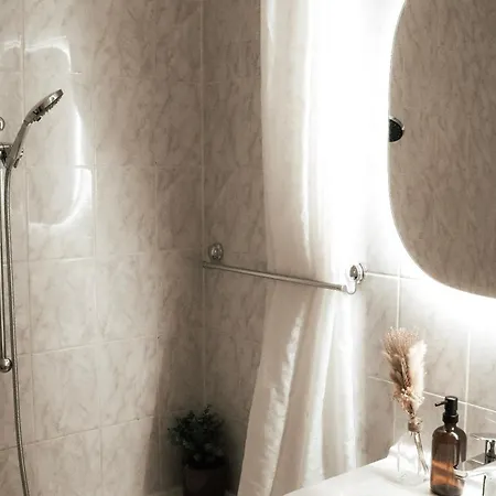 Lägenhet Cozy And Charming Near Centre With 2 Bathrooms