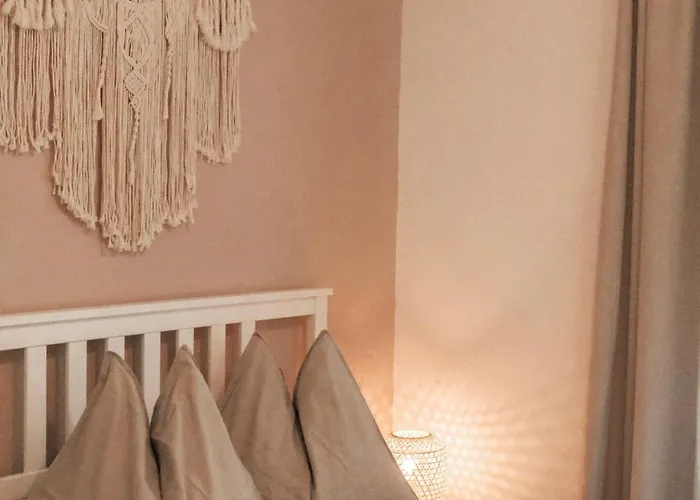 Cozy And Charming Near Centre With 2 Bathrooms *