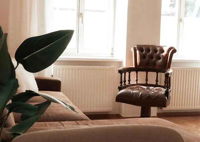 Cozy And Charming Near Centre With 2 Bathrooms *