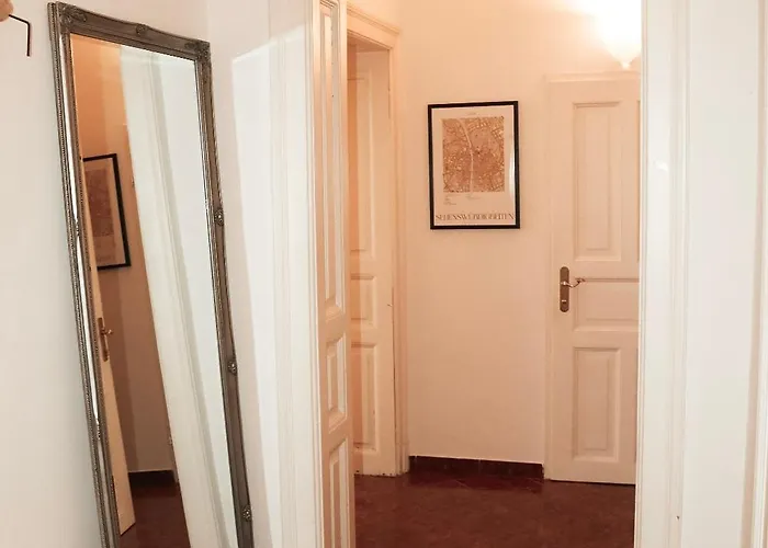 Cozy And Charming Near Centre With 2 Bathrooms