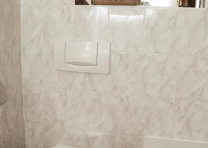 公寓 Cozy And Charming Near Centre With 2 Bathrooms *